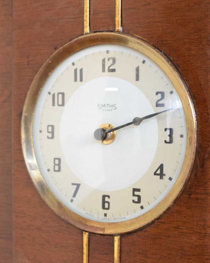アンティークのキャビネット　アンティーク家具　スミス社の時計付き、アールデコの珍しいアンティークキャビネット。タイムスリップさせてくれる優しい文字盤時計としてちゃんと使えるように新しいクゥーツと取り替えたので安心してお使い頂けます。(q-1841-f)