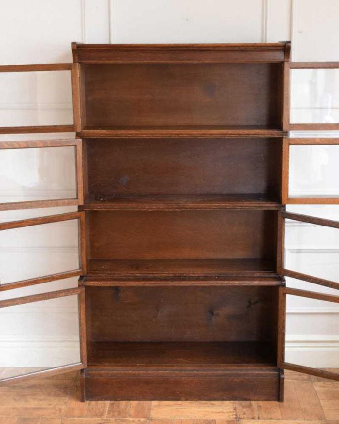 アンティークのキャビネット　アンティーク家具　重ねて積み上げるスタッキングブックケース（本棚）、英国輸入のアンティーク家具。扉を開けると、中はこんな感じです重いものもたっぷり収納できる木製の棚板タイプ。(q-1842-f)
