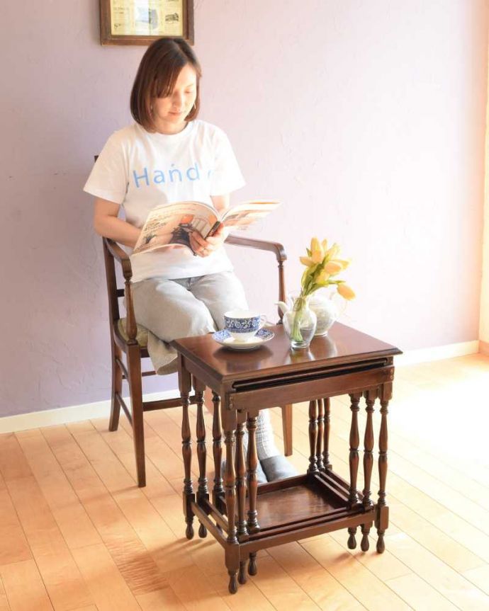 アンティークのテーブル　アンティーク家具　脚の装飾が美しいネストテーブル（３点セット）、イギリスから来たアンティーク家具。親子一緒の姿が可愛いネストテーブルネストとは巣のこと。(q-1845-f)