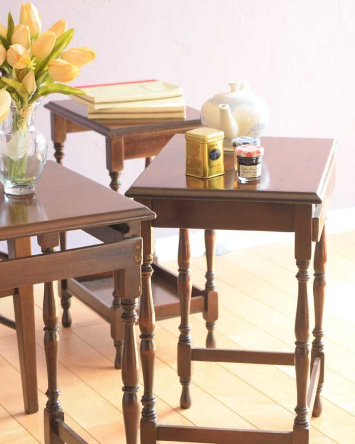アンティークのテーブル　アンティーク家具　脚の装飾が美しいネストテーブル（３点セット）、イギリスから来たアンティーク家具。一緒でも、バラバラでも使い方は自由自在のアンティーク。(q-1845-f)