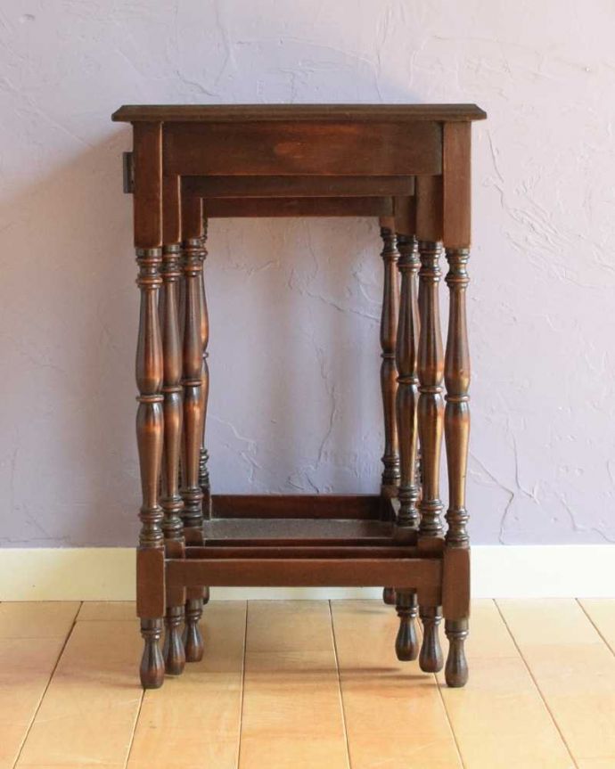 アンティークのテーブル　アンティーク家具　脚の装飾が美しいネストテーブル（３点セット）、イギリスから来たアンティーク家具。横から見てみると･･･お揃いの脚が3つがキレイに重なって、とっても美しい横顔。(q-1845-f)