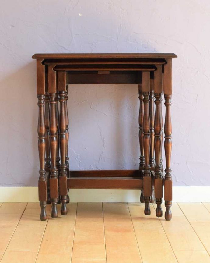 アンティークのテーブル　アンティーク家具　脚の装飾が美しいネストテーブル（３点セット）、イギリスから来たアンティーク家具。見る角度によって見え方が違います。(q-1845-f)