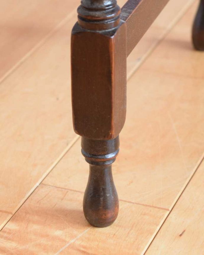 アンティークのテーブル　アンティーク家具　脚の装飾が美しいネストテーブル（３点セット）、イギリスから来たアンティーク家具。持ち上げなくても移動できます！Handleのアンティークは、脚の裏にフェルトキーパーをお付けしていますので、床を滑らせてれば移動が簡単です。(q-1845-f)