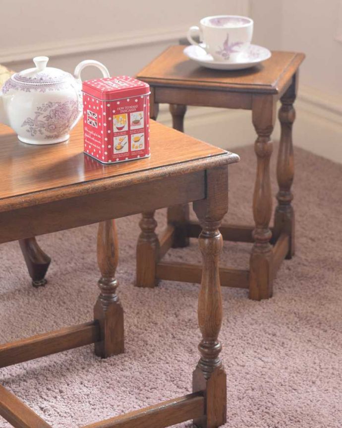 アンティークのテーブル　アンティーク家具　重厚感あるアンティークの英国家具、ネストテーブル（コーヒーテーブル）。一緒でも、バラバラでも使い方は自由自在のアンティーク。(q-1846-f)
