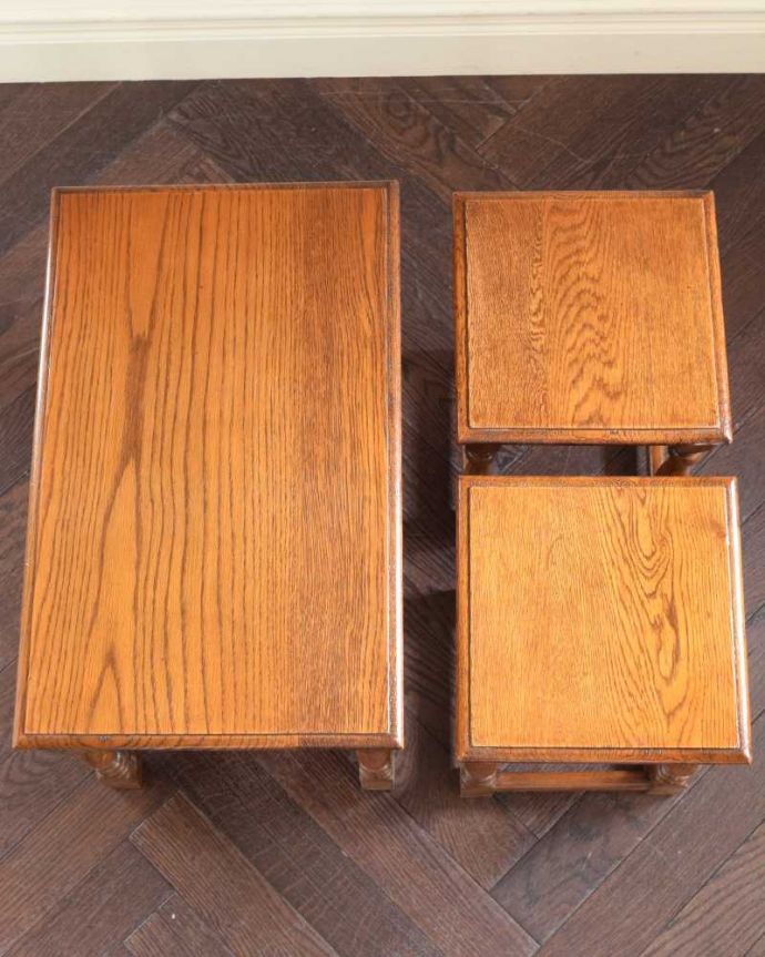 アンティークのテーブル　アンティーク家具　重厚感あるアンティークの英国家具、ネストテーブル（コーヒーテーブル）。3つを並べて上から見てみましょう大中小3つを並べてみると、こんな感じです。(q-1846-f)
