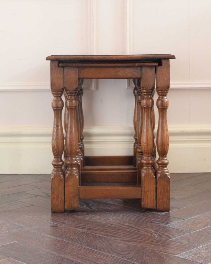 アンティークのテーブル　アンティーク家具　重厚感あるアンティークの英国家具、ネストテーブル（コーヒーテーブル）。横から見てみると･･･お揃いの脚が3つがキレイに重なって、とっても美しい横顔。(q-1846-f)
