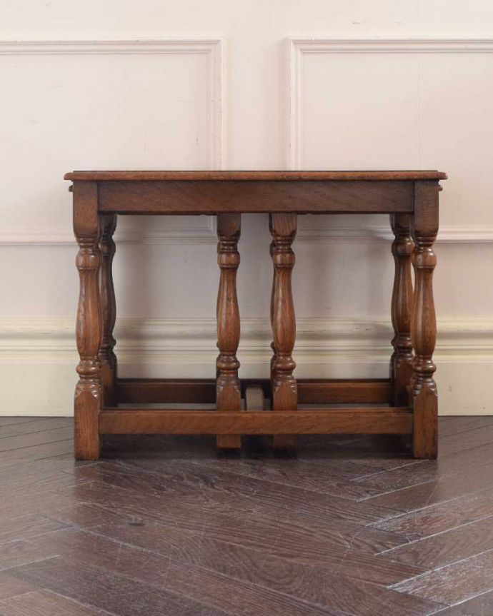 アンティークのテーブル　アンティーク家具　重厚感あるアンティークの英国家具、ネストテーブル（コーヒーテーブル）。見る角度によって見え方が違います。(q-1846-f)