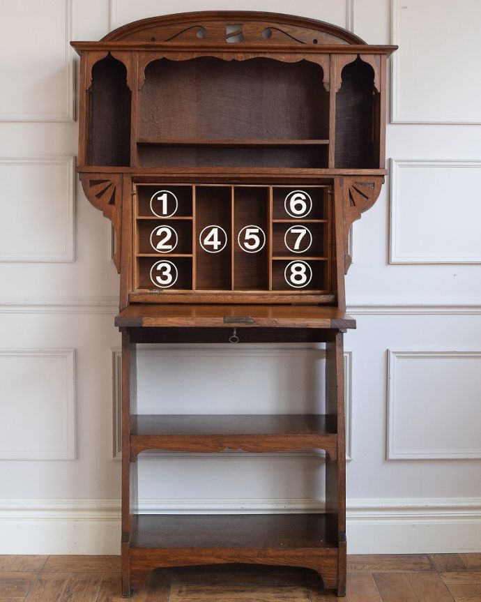 ビューロー　アンティーク家具　棚まで付いた豪華な英国アンティークスチューデントビューロー 。お片付け上手になれる仕切り扉の中身は整理整頓しやすいように細かく仕切られています。(q-1847-f)