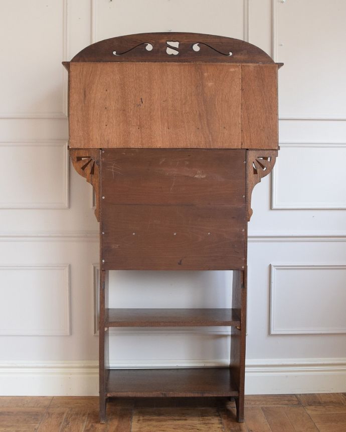 ビューロー　アンティーク家具　棚まで付いた豪華な英国アンティークスチューデントビューロー 。もちろん後ろ姿もキレイですアンティークは新品ではないので、もちろん経年変化によるキズはあります。(q-1847-f)