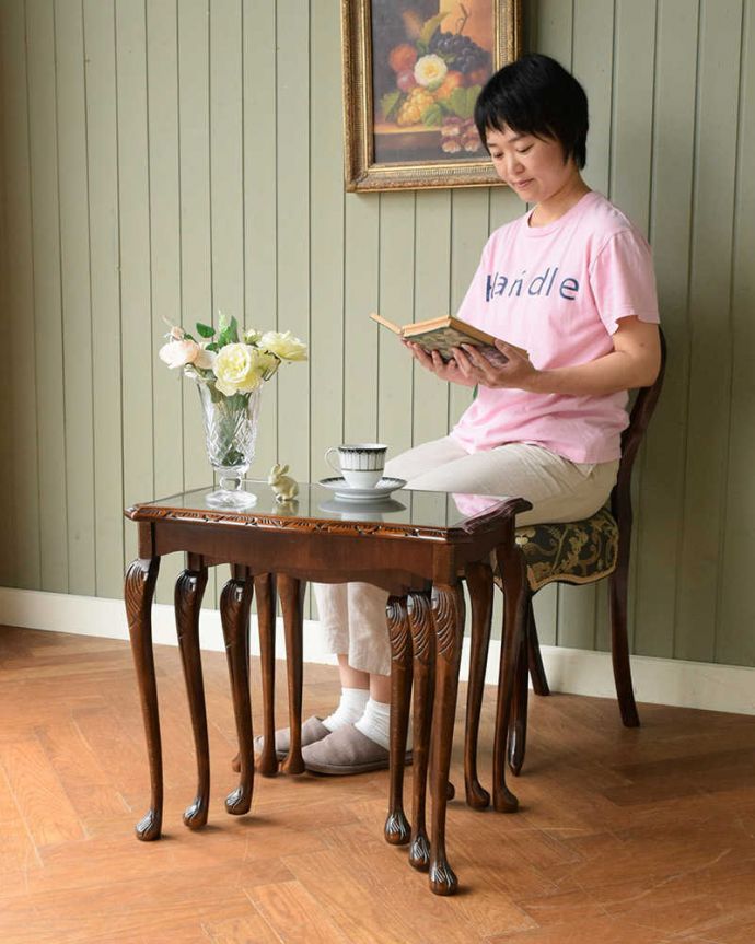 アンティークのテーブル　アンティーク家具　優雅な英国のアンティーク家具、ガラス付き天板のコーヒーテーブル（ネストテーブル）。親子一緒の姿が可愛いネストテーブルネストとは巣のこと。(q-1849-f)