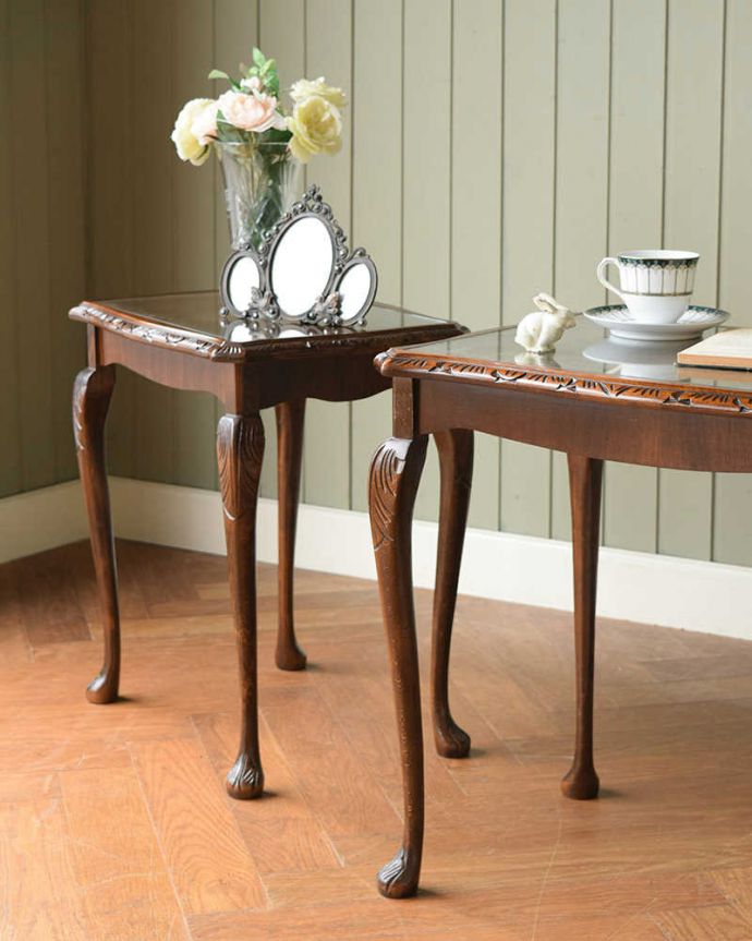 アンティークのテーブル　アンティーク家具　優雅な英国のアンティーク家具、ガラス付き天板のコーヒーテーブル（ネストテーブル）。一緒でも、バラバラでも使い方は自由自在のアンティーク。(q-1849-f)