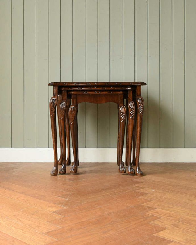 アンティークのテーブル　アンティーク家具　優雅な英国のアンティーク家具、ガラス付き天板のコーヒーテーブル（ネストテーブル）。見る角度によって見え方が違います。(q-1849-f)