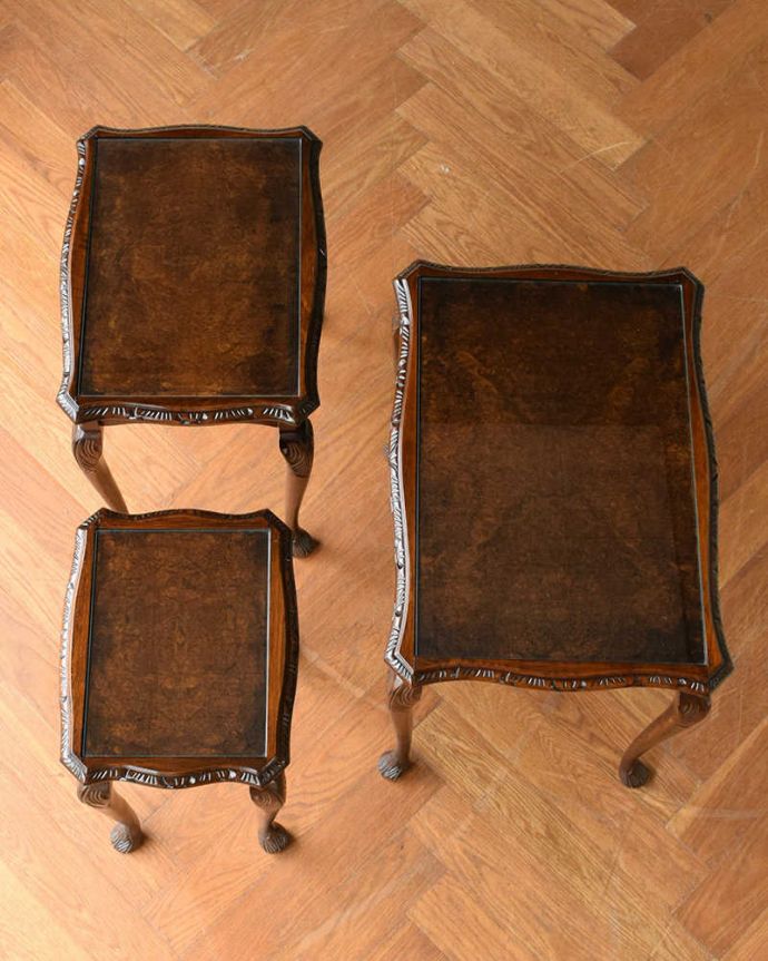 アンティークのテーブル　アンティーク家具　優雅な英国のアンティーク家具、ガラス付き天板のコーヒーテーブル（ネストテーブル）。3つを並べて上から見てみましょう大中小3つを並べてみると、こんな感じです。(q-1849-f)