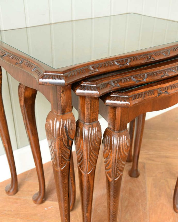 アンティークのテーブル　アンティーク家具　優雅な英国のアンティーク家具、ガラス付き天板のコーヒーテーブル（ネストテーブル）。うっとりする美しさアンティークだから手に入る美しい彫。(q-1849-f)