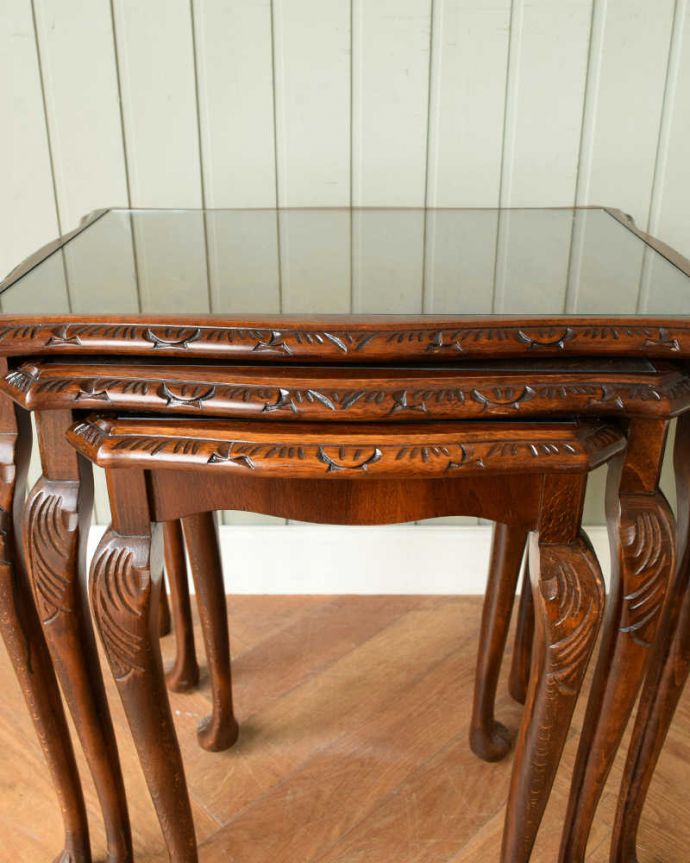 アンティークのテーブル　アンティーク家具　優雅な英国のアンティーク家具、ガラス付き天板のコーヒーテーブル（ネストテーブル）。いろんな場所にこだわり彫のデザインもいろいろです。(q-1849-f)