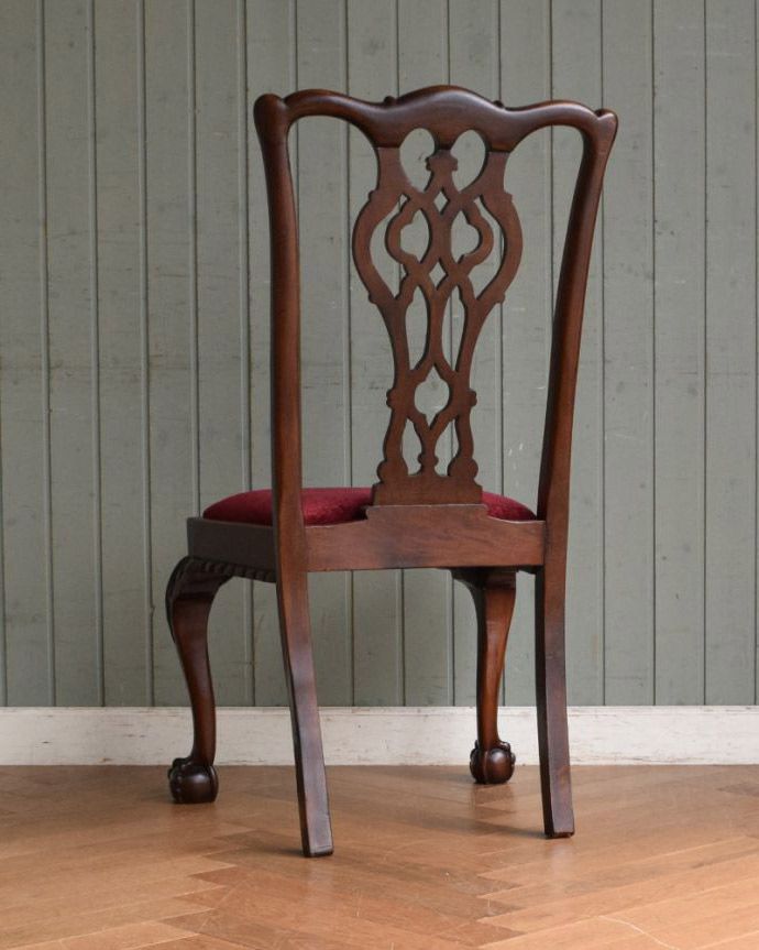 サロンチェア　アンティーク チェア　クロウ＆ボールの脚がエレガントな英国のアンティークサロンチェア。後ろ姿にも自信アリ並べた時に後ろから見ることも多い椅子。(q-185-c)