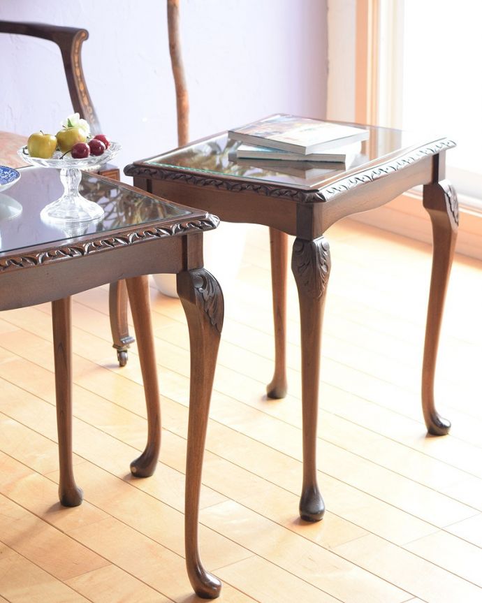 アンティークのテーブル　アンティーク家具　英国のシックなアンティーク家具、３台セットのガラス天板ネストテーブル　。一緒でも、バラバラでも使い方は自由自在のアンティーク。(q-1850-f)