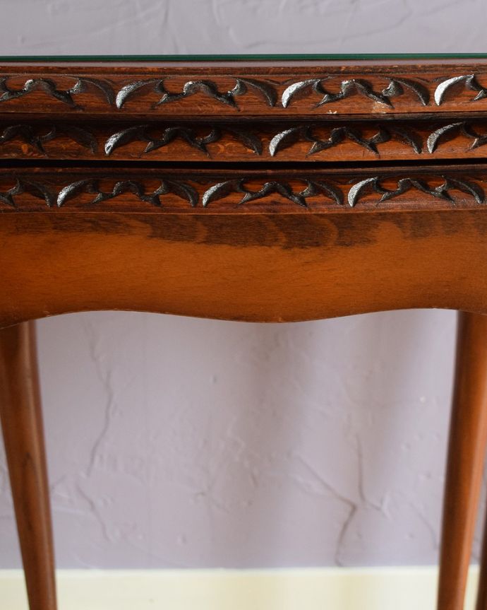 アンティークのテーブル　アンティーク家具　英国のシックなアンティーク家具、３台セットのガラス天板ネストテーブル　。いろんな場所にこだわり彫のデザインもいろいろです。(q-1850-f)