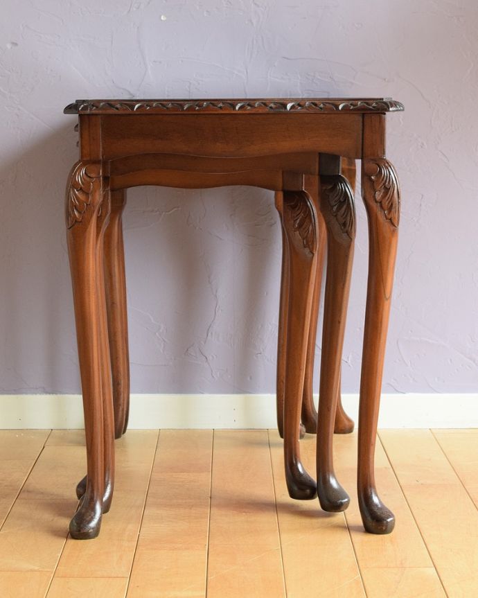 アンティークのテーブル　アンティーク家具　英国のシックなアンティーク家具、３台セットのガラス天板ネストテーブル　。横から見てみると･･･お揃いの脚が3つがキレイに重なって、とっても美しい横顔。(q-1850-f)