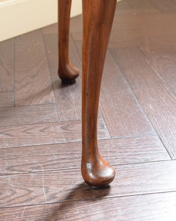 アンティークのテーブル　アンティーク家具　木目も美しい英国で見つけた小さなアンティークコーヒーテーブル。持ち上げなくても移動できます！Handleのアンティークは、脚の裏にフェルトキーパーをお付けしていますので、床を滑らせてれば移動が簡単です。(q-1851-f)