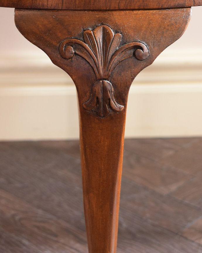 アンティークのテーブル　アンティーク家具　木目も美しい英国で見つけた小さなアンティークコーヒーテーブル。うっとりする美しさアンティークだから手に入る美しい彫。(q-1851-f)