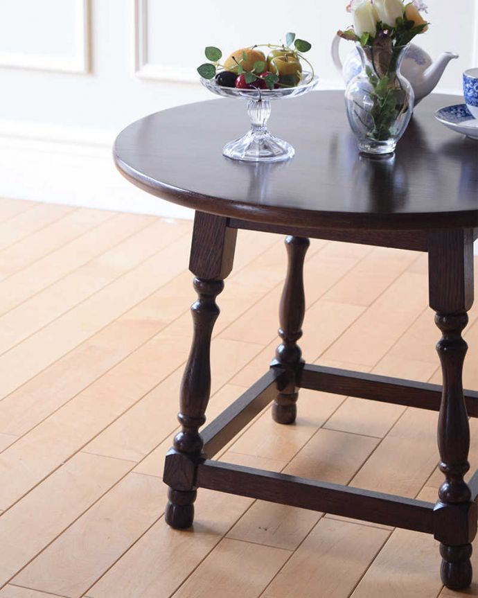 アンティークのテーブル　アンティーク家具　持ち運びができるイギリスのアンティーク家具、コンパクトサイズのコーヒーテーブル 。英国らしいデザインのうつくしさにうっとり･･･脚のデザインだけ見ても、アンティークらしさが感じられるんです。(q-1856-f)