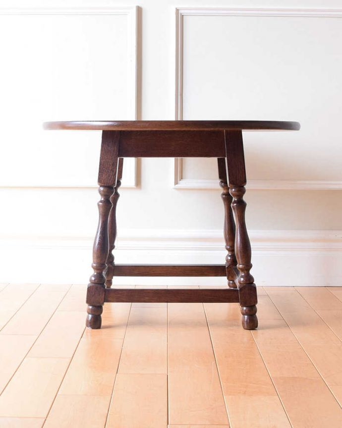 アンティークのテーブル　アンティーク家具　持ち運びができるイギリスのアンティーク家具、コンパクトサイズのコーヒーテーブル 。横から見た姿もステキ横から見るとこんな感じ。(q-1856-f)