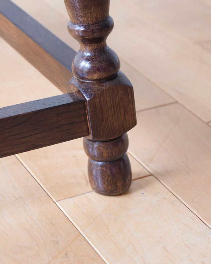 アンティークのテーブル　アンティーク家具　持ち運びができるイギリスのアンティーク家具、コンパクトサイズのコーヒーテーブル 。持ち上げなくても移動できます！Handleのアンティークは、脚の裏にフェルトキーパーをお付けしていますので、床を滑らせてれば移動が簡単です。(q-1856-f)