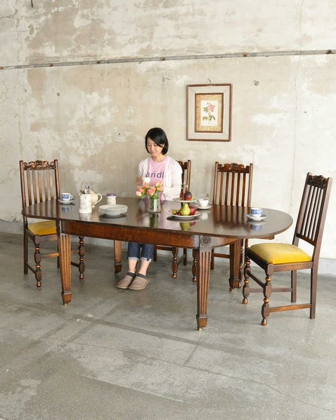 アンティークのテーブル　アンティーク家具　とってもめずらしいスペースフットの脚が魅力的な伸長式のダイニングテーブル（エクステンションテーブル）。用途に合わせてサイズを変えれる便利なテーブル使う人の数や用途に合わせて天板を伸ばすことが出来る便利さが人気です。(q-1859-f)