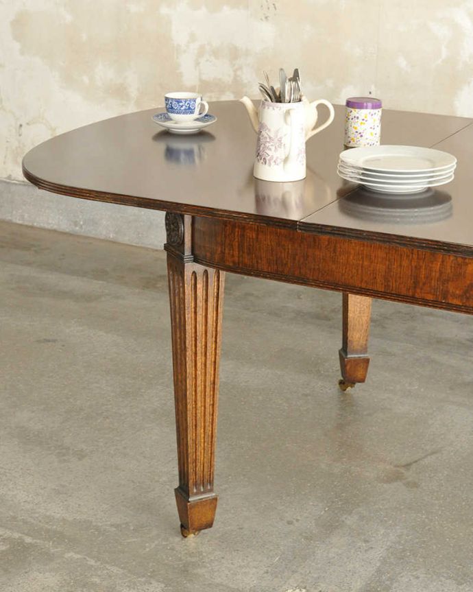 アンティークのテーブル　アンティーク家具　とってもめずらしいスペースフットの脚が魅力的な伸長式のダイニングテーブル（エクステンションテーブル）。英国アンティークらしい優雅な佇まいにうっとりアンティークらしい上品な木目とデザインの美しさ。(q-1859-f)