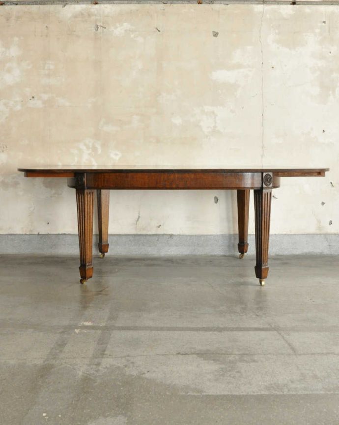 アンティークのテーブル　アンティーク家具　とってもめずらしいスペースフットの脚が魅力的な伸長式のダイニングテーブル（エクステンションテーブル）。天板を大きくした状態でも使えます家族が増えた時やみんなが集まった時、大きなサイズにすれば便利に使えます。(q-1859-f)