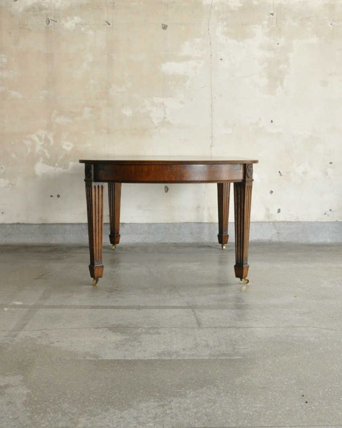 アンティークのテーブル　アンティーク家具　とってもめずらしいスペースフットの脚が魅力的な伸長式のダイニングテーブル（エクステンションテーブル）。こちら側から見てみると･･･アンティークは新品ではないので経年変化によるキズはありますが、専門の職人がしっかり修復しました。(q-1859-f)