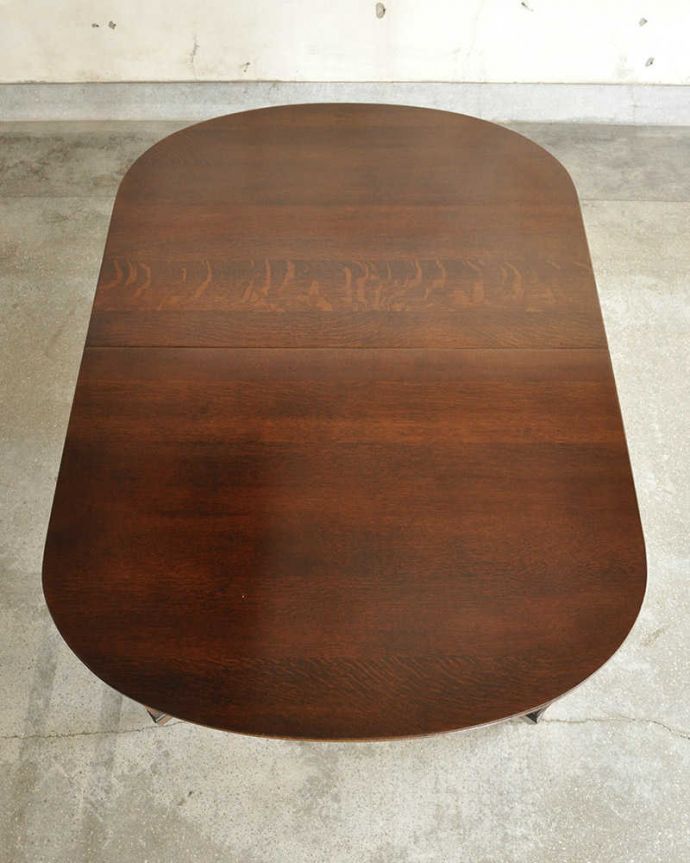 アンティークのテーブル　アンティーク家具　とってもめずらしいスペースフットの脚が魅力的な伸長式のダイニングテーブル（エクステンションテーブル）。上から見るとこんな形天板を足す前はこんな形です。(q-1859-f)