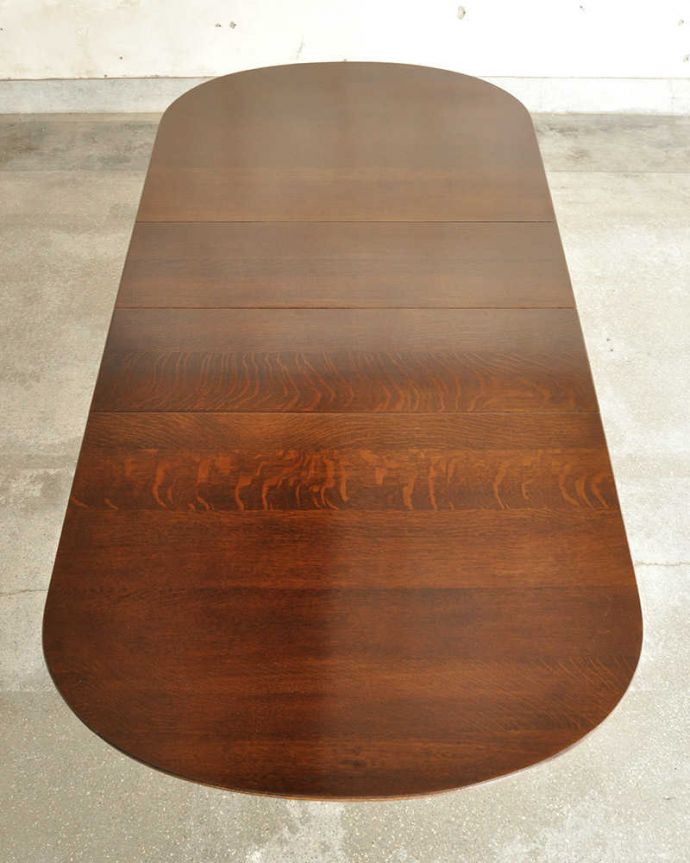 アンティークのテーブル　アンティーク家具　とってもめずらしいスペースフットの脚が魅力的な伸長式のダイニングテーブル（エクステンションテーブル）。天板もピカピカにお直ししました。(q-1859-f)