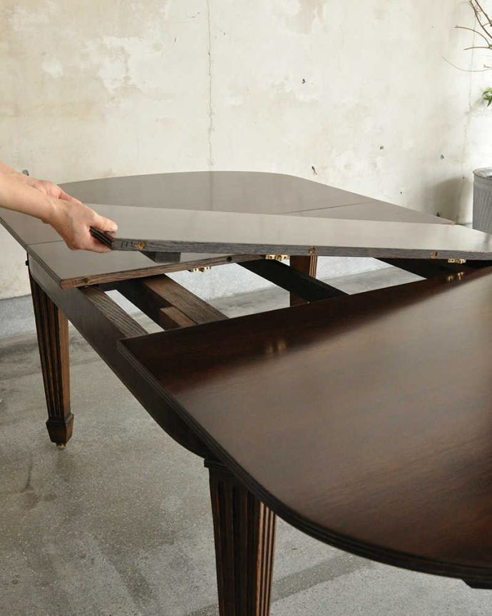 アンティークのテーブル　アンティーク家具　とってもめずらしいスペースフットの脚が魅力的な伸長式のダイニングテーブル（エクステンションテーブル）。中にたたまれている天板を引き出すだけとっても簡単なので女性の力でも大丈夫です！。(q-1859-f)
