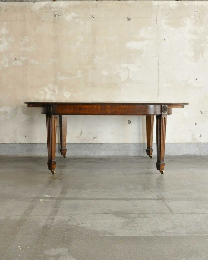 アンティークのテーブル　アンティーク家具　とってもめずらしいスペースフットの脚が魅力的な伸長式のダイニングテーブル（エクステンションテーブル）。横から見た姿は…真横から見てみるとこんな感じ。(q-1859-f)