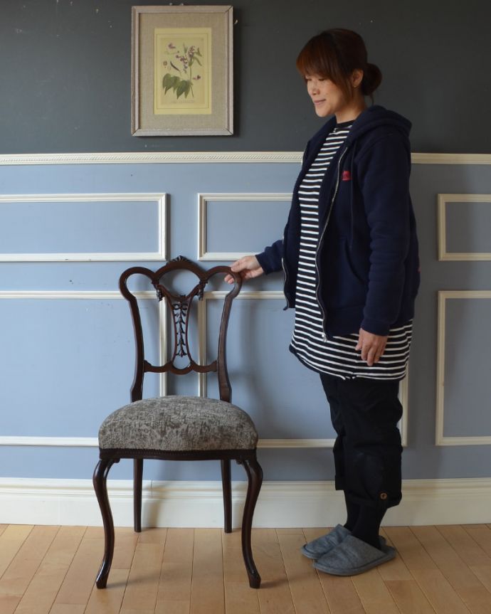 サロンチェア　アンティーク チェア　リボンみたいな彫が美しい英国椅子、アンティークサイドチェア（サロンチェア）。上品な雰囲気が漂います。(q-186-c)