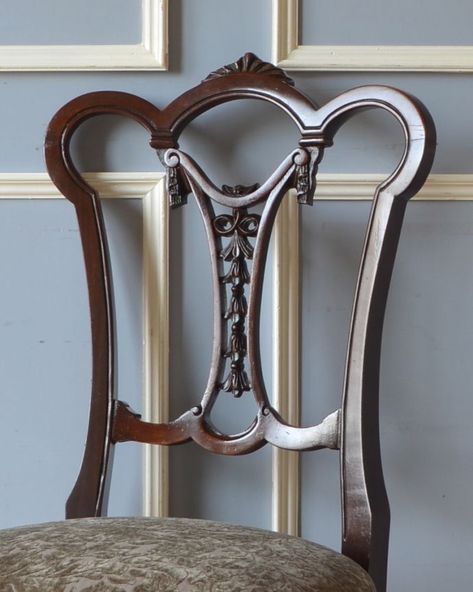 サロンチェア　アンティーク チェア　リボンみたいな彫が美しい英国椅子、アンティークサイドチェア（サロンチェア）。木目や色は1脚1脚微妙に違いますが、どれもキレイに仕上げています。(q-186-c)