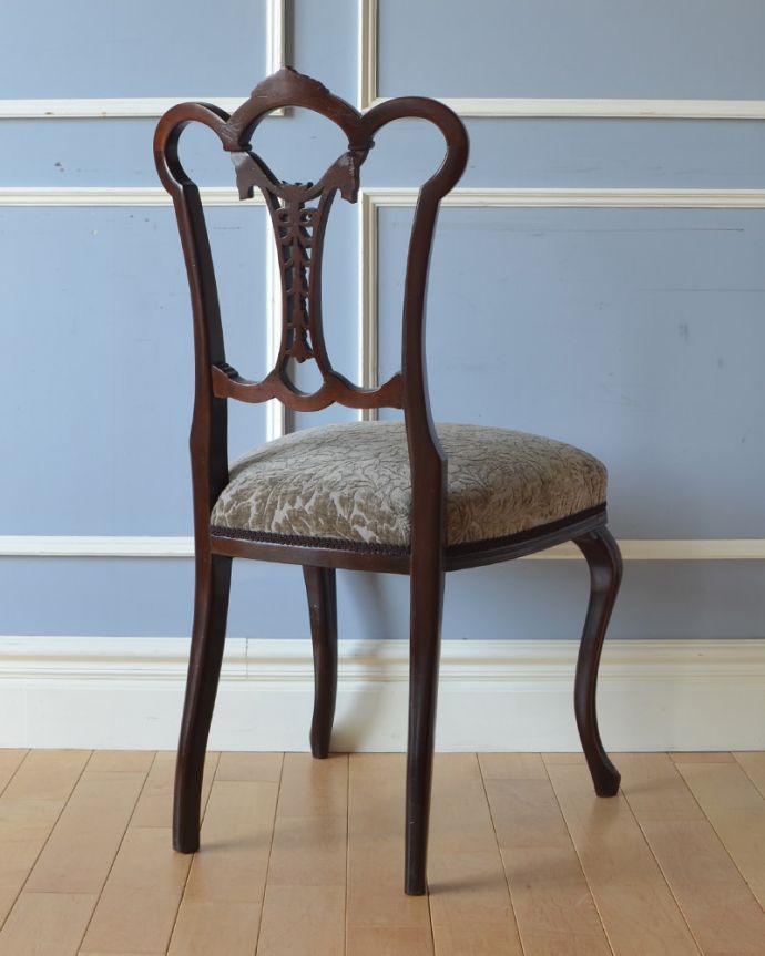 サロンチェア　アンティーク チェア　リボンみたいな彫が美しい英国椅子、アンティークサイドチェア（サロンチェア）。アンティークらしく、流行を追わずに長く使えるデザイン。(q-186-c)