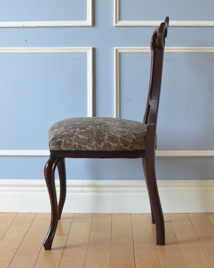 サロンチェア　アンティーク チェア　リボンみたいな彫が美しい英国椅子、アンティークサイドチェア（サロンチェア）。横から見ても綺麗な装飾が楽しめます。(q-186-c)