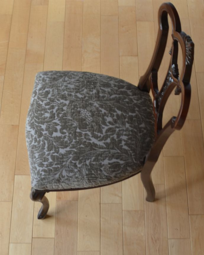 サロンチェア　アンティーク チェア　リボンみたいな彫が美しい英国椅子、アンティークサイドチェア（サロンチェア）。布が貼ってあるので、長時間座っても疲れません。(q-186-c)