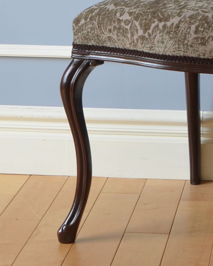 サロンチェア　アンティーク チェア　リボンみたいな彫が美しい英国椅子、アンティークサイドチェア（サロンチェア）。上品な曲線がオシャレなチェアです。(q-186-c)