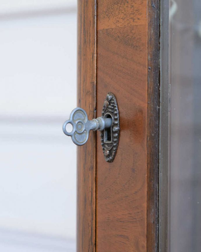アンティークのキャビネット　アンティーク家具　ハート模様のアンティークのショーケース、英国のミラー付きガラスキャビネット。開ける度にワクワクする取っ手鍵が取っ手になっているので、中を開ける度にまるで宝箱を開ける気分です。(q-1861-f)