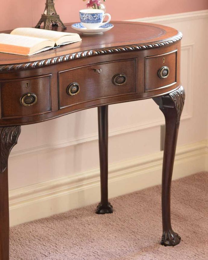 アンティークのデスク・書斎机　アンティーク家具　優雅な英国家具、カーブした曲線が美しいアンティークデスク（キドニー）。アンティークらしい銘木の木目の美しさ本来、機能的に使われる家具デスクも、アンティークだと木目の美しさが楽しめる家具に。(q-1862-f)
