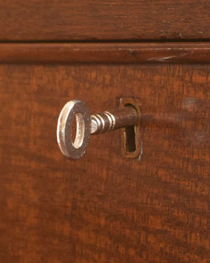 アンティークのデスク・書斎机　アンティーク家具　優雅な英国家具、カーブした曲線が美しいアンティークデスク（キドニー）。開ける度にワクワクする取っ手アンティークの鍵が付いています。(q-1862-f)