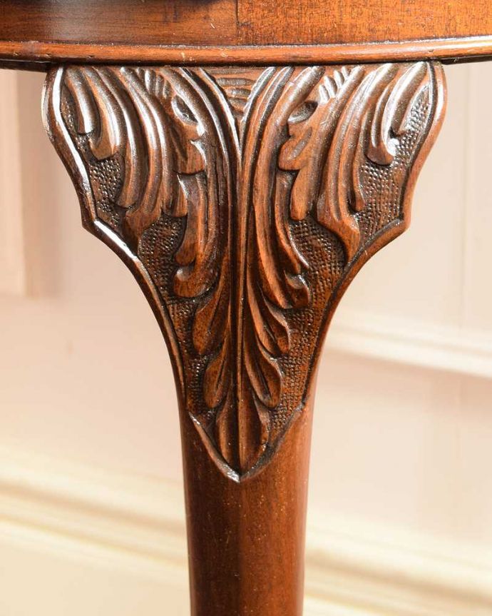 アンティークのデスク・書斎机　アンティーク家具　優雅な英国家具、カーブした曲線が美しいアンティークデスク（キドニー）。至る所に繊細な彫いろんな彫のデザインがありますが、個人的に美しいと思える女性らしく優雅なデザインを選んできました。(q-1862-f)