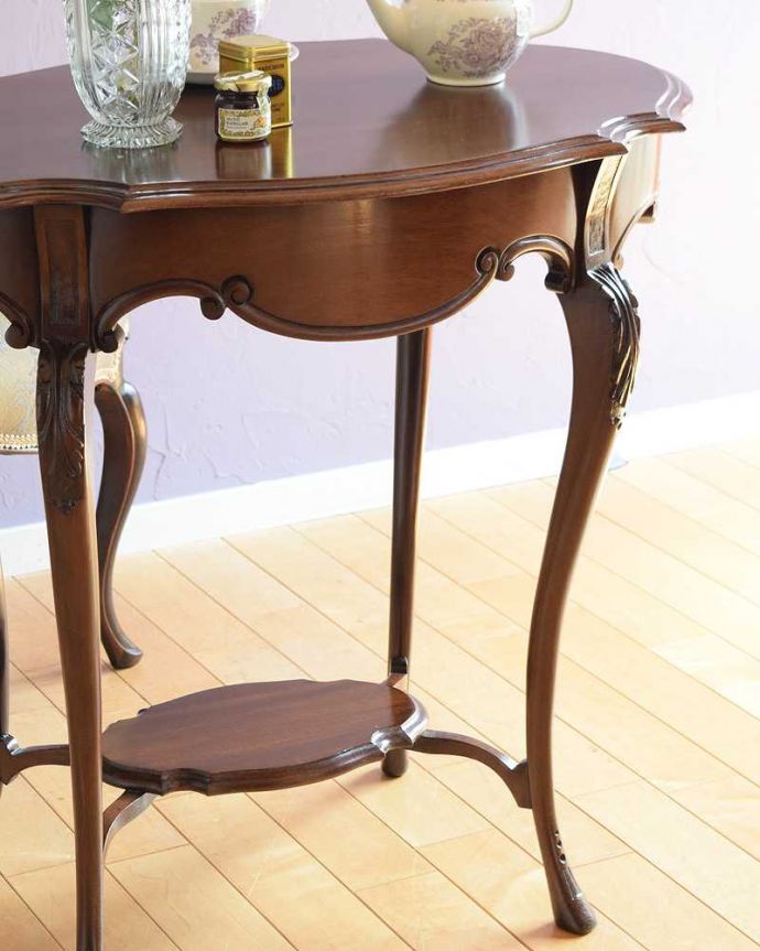アンティークのテーブル　アンティーク家具　天板を開くと収納が！美しすぎるイギリスのアンティークオケージョナルテーブル。上品で優雅なアンティーク凛とした雰囲気が漂うアンティークらしい立ち姿のテーブル。(q-1863-f)