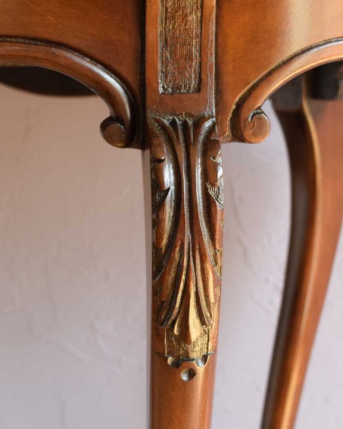 アンティークのテーブル　アンティーク家具　天板を開くと収納が！美しすぎるイギリスのアンティークオケージョナルテーブル。うっとりする美しさアンティークだから手に入る美しい彫。(q-1863-f)