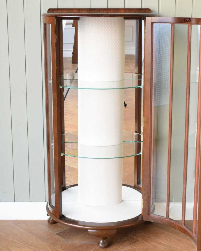 アンティークのキャビネット　アンティーク家具　ハーフムーンの素敵な英国のアンティークガラスキャビネット（ショーケース）。ミラーの効果で、なんだか大きく見えます背板の鏡にキャビネット自身が映し出されて、大きな形のキャビネットに見えちゃうんです。(q-1865-f)