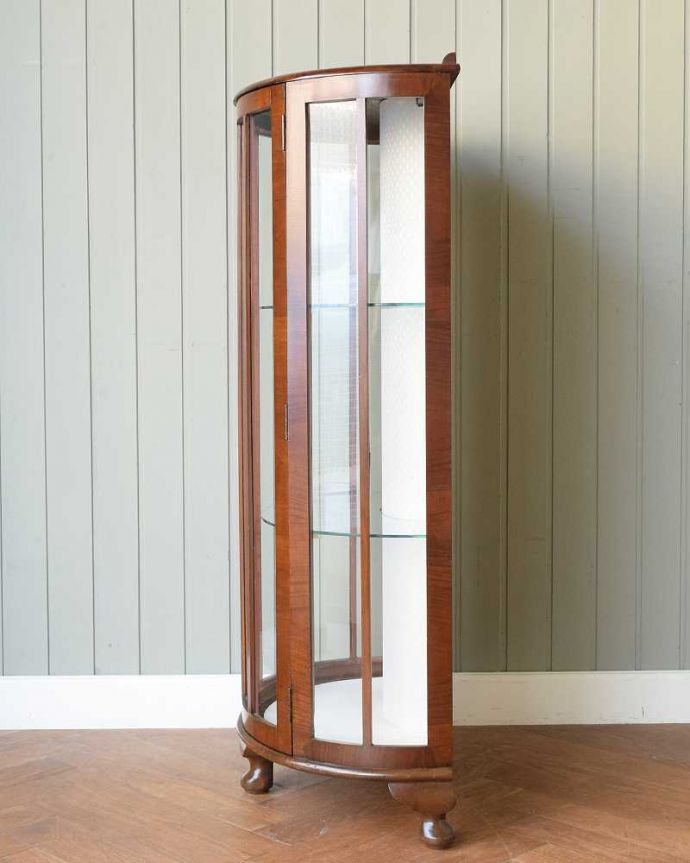 アンティークのキャビネット　アンティーク家具　ハーフムーンの素敵な英国のアンティークガラスキャビネット（ショーケース）。横から見てもステキ背板以外の三方向がガラスで囲まれたキャビネット。(q-1865-f)